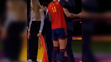 رئيس اتحاد الكرة الإسباني في مرمى الانتقادات بسبب "قبلة"