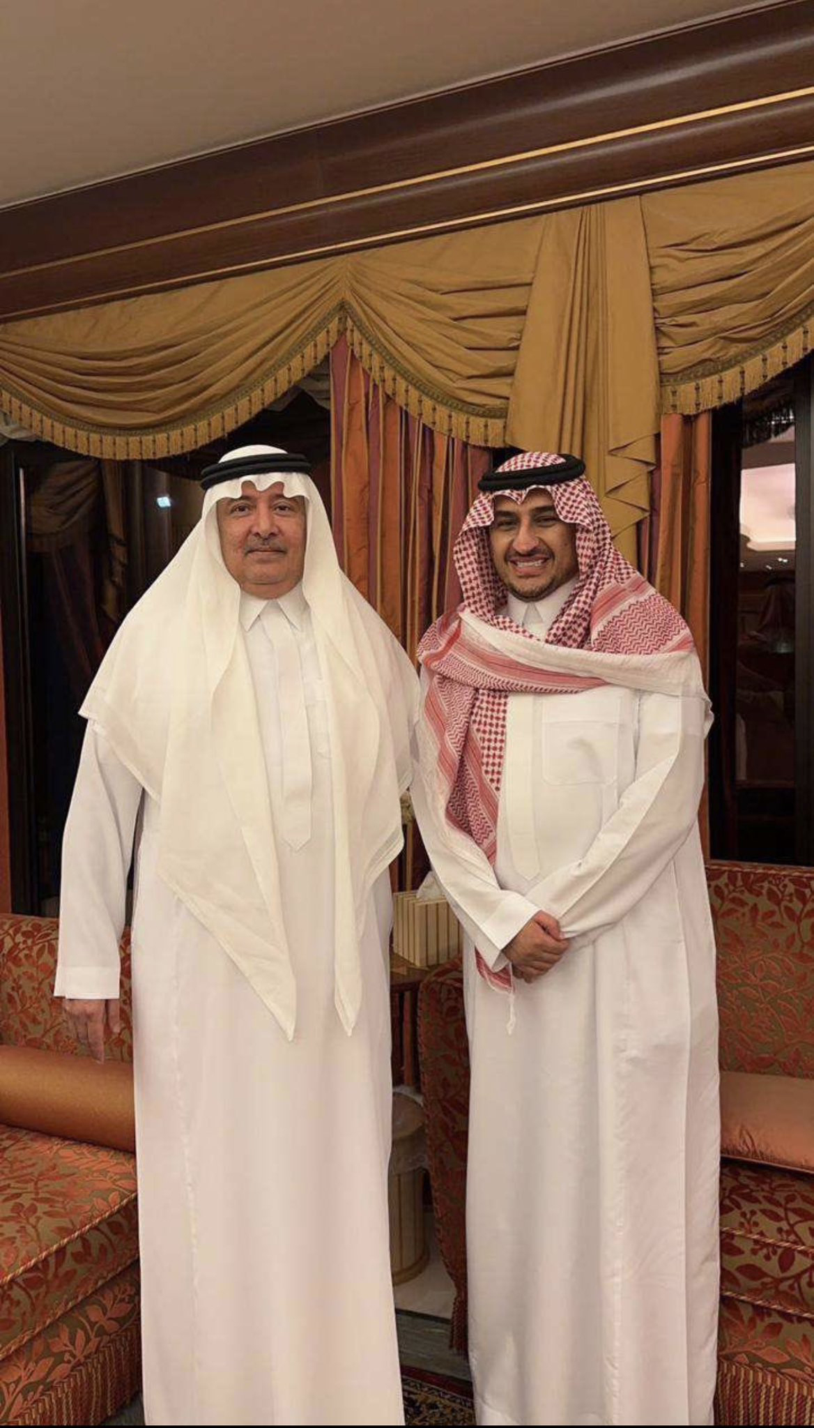 الأمير أحمد بصحبة الأمير فيصل بن عبد الله بن عبد العزيز آل سعود