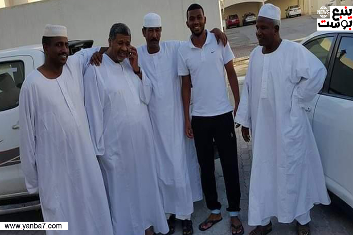 اللاعب عبدالعزيز حاتم في الصورة الجماعية بصحبة والده الذي يرتدي الزي السوداني، مع عدد من الأشخاص يبدو أنهم أقاربه - (المرصد السعودي)