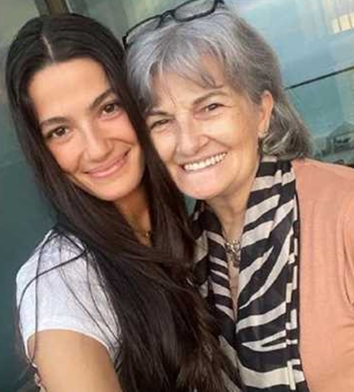 صورة تارا عماد مع والدتها